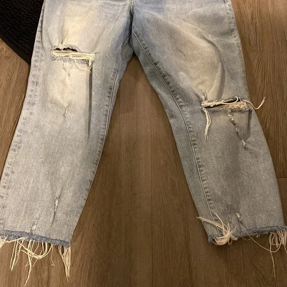 Abercrombie & Fitch Mid Rise Boyfriend Jeans - Picture 5 of 9